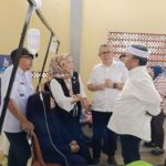 Sekda Provinsi Jawa Barat, Herman Suyatman saat meninjau lokasi keracunan MBG di Kecamatan Cipongkor, Kabupaten Bandung Barat, Rabu (24/9/2025). Foto Hendra Hidayat/Radar Bandung