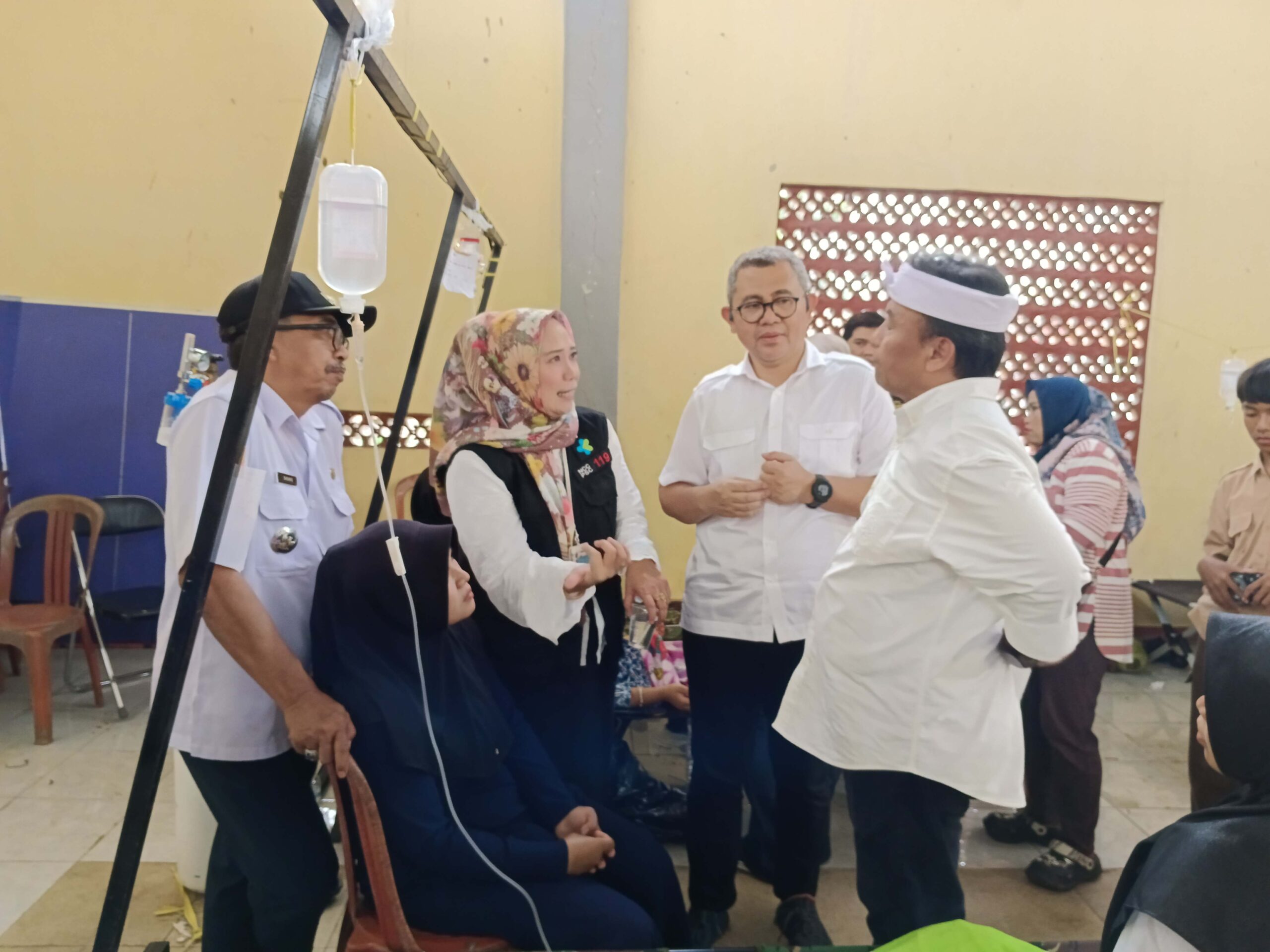 Intoxicación masiva de estudiantes en Bandung Occidental por menú escolar.
