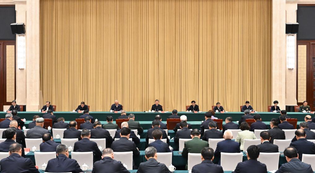 Xi Jinping recibe informe de trabajo de Xinjiang y pronuncia importante discurso.