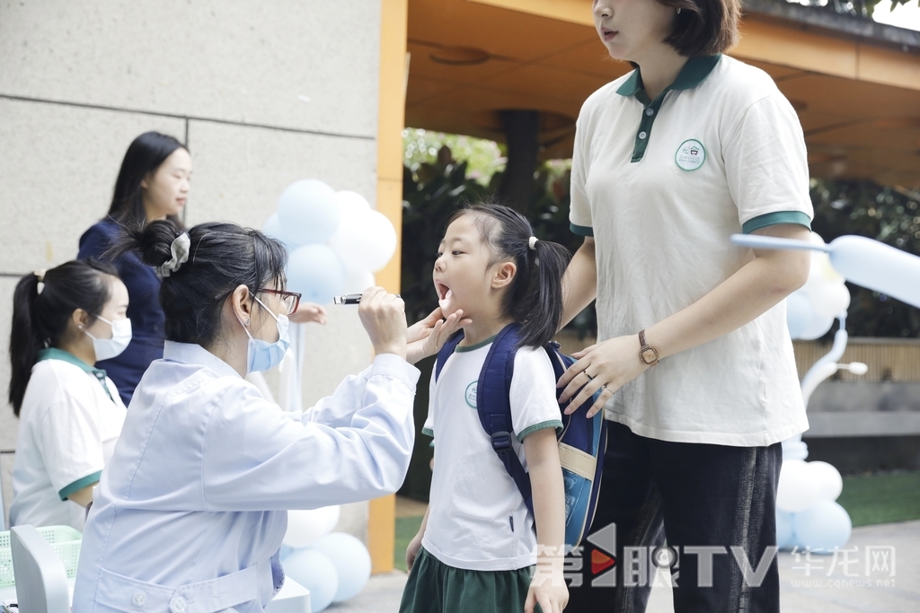 At Guanghe Forest Kindergarten in Liangjiang New Area, Chongqing, children undergo health checks upon entering the kindergarten.