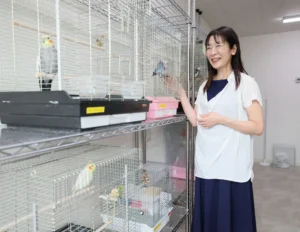 「鳥たちは呼び掛けに応えてくれるので、一緒の暮らしはとても楽しい」。鳥を飼う魅力を語るBBHの納田真弓代表（中村祐子撮影）