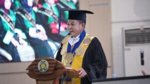 Rektor USU, Prof Muryanto Amin S Sos MSi saat acara wisuda periode IV Tahun Akademik 2024/2025. (istimewa)