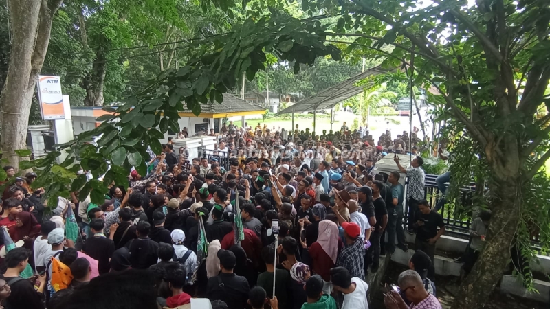 A loud explosion startles a mass protest at the Langkat Legislative Council, causing panic and officials to take cover.