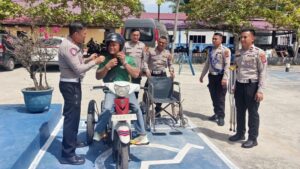 Kasat Lantas Polres Sergai, AKP Fauzul Arasy, didampingi KBO Satlantas Ipda Juarno, Kanit Regident Ipda Solehan, serta Wakapolsek Tanjung Beringin Ipda Brimen menunjukkan kepedulian terhadap kelompok difabel dengan memberikan pelayanan pembuatan SIM bagi Wagito, penyandang disabilitas.