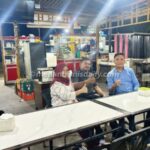 Salah seorang konsumen, Ipda Brimen bersama pemilik Mie Aceh Syedara, Faisal dan istrinya, Nurul Sazikah (julianto irwan silitonga)