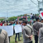 Warga 5 desa dari Kenegerian Ambarita, Kecamatan Simanindo unjuk rasa di DPRD Samosir tuntut izin HKM Parna Jaya Sejahtera dicabut.