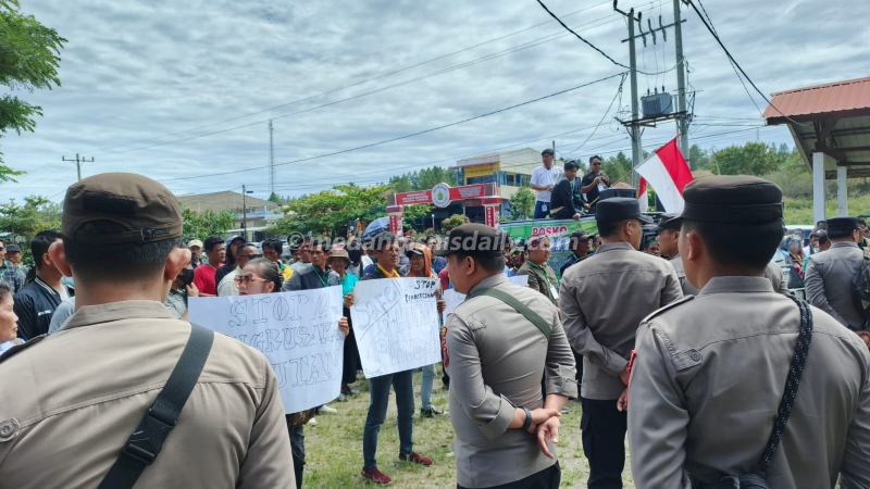Warga 5 desa dari Kenegerian Ambarita, Kecamatan Simanindo unjuk rasa di DPRD Samosir tuntut izin HKM Parna Jaya Sejahtera dicabut.