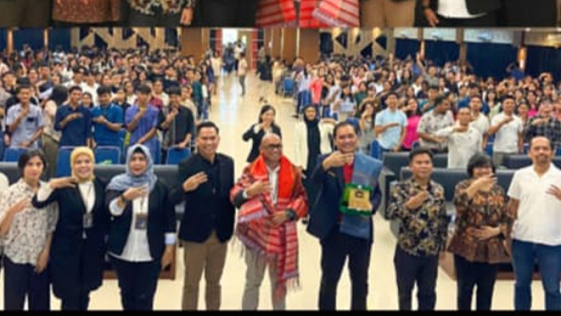 Narasumber dan jajaran pimpinan UHN Medan serta peserta seminar berfoto bersama. (istimewa)