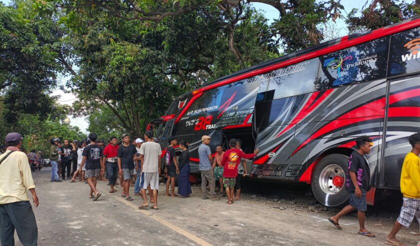 Sebuah bus mengalami kecelakaan di kawasan Ngepung, Sukapura, Kabupaten Probolinggo pada Minggu (14/9/2025) siang. Foto: Yulianto via WA SS