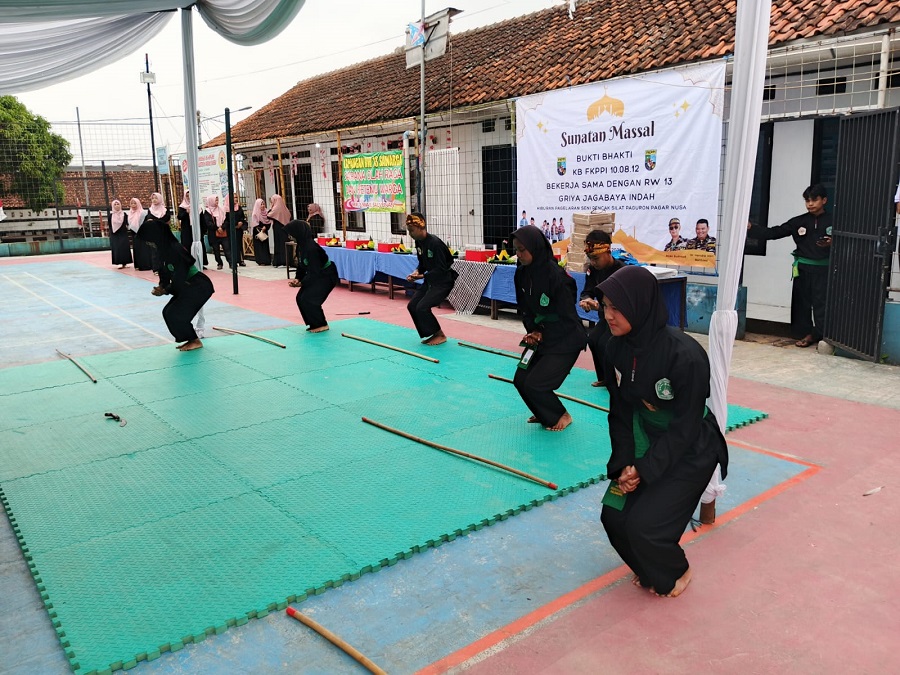 Événement de circoncision collective Preuve de dévotion KB FKPPI 10.08.12 avec le RW 13 du Complexe Griya Jagabaya Indah, Animé