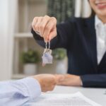 从今天(15日)开始，我国首部专门规范住房租赁活动的行政法规《住房租赁条例》开始正式施行，七章50条，条条针对住房租赁市场中的突出问题和“痛点”。