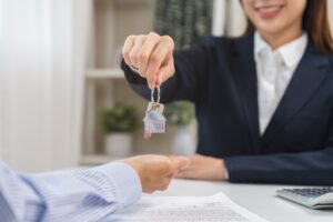 从今天(15日)开始，我国首部专门规范住房租赁活动的行政法规《住房租赁条例》开始正式施行，七章50条，条条针对住房租赁市场中的突出问题和“痛点”。