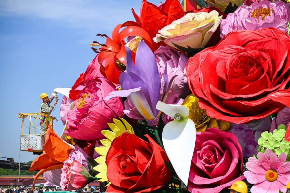 Una enorme alfombra floral para el Día Nacional se instala en la Plaza de Tiananmén.