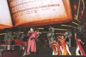 Singer Tùng Dương performs at the Mỹ Đình National Stadium. Photo hanoimoi.vn