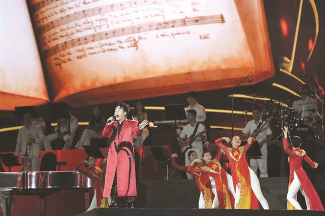 Singer Tùng Dương performs at the Mỹ Đình National Stadium. Photo hanoimoi.vn