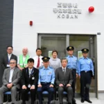 改築した琴似本通交番の前で記念撮影する札幌西署員ら