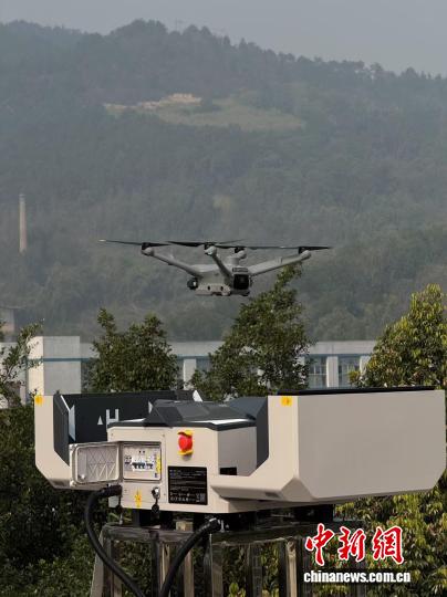 Drones e inteligencia artificial realizan inspecciones autónomas en la autopista de Chongqing.