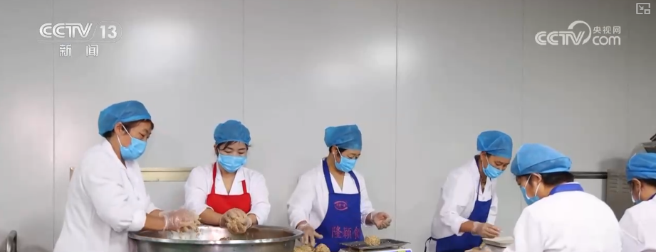 Arbeiter bei der Herstellung der Füllung