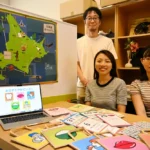 オーラルフレイル予防を目的とした「お口すこやかビンゴ」（手前）を制作中の（左から）小林さん、堀田さん、宋さん。左側に張られているのが「北海道きゃらばん」