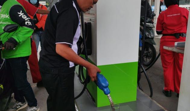 Pertamina niega que la gasolina Pertamax en una estación de servicio de Tangerang estuviera mezclada con agua.