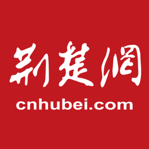 Mausoleo de Zhongxiang Xianling: las flores de lycoris en plena floración atraen mariposas que revolotean.