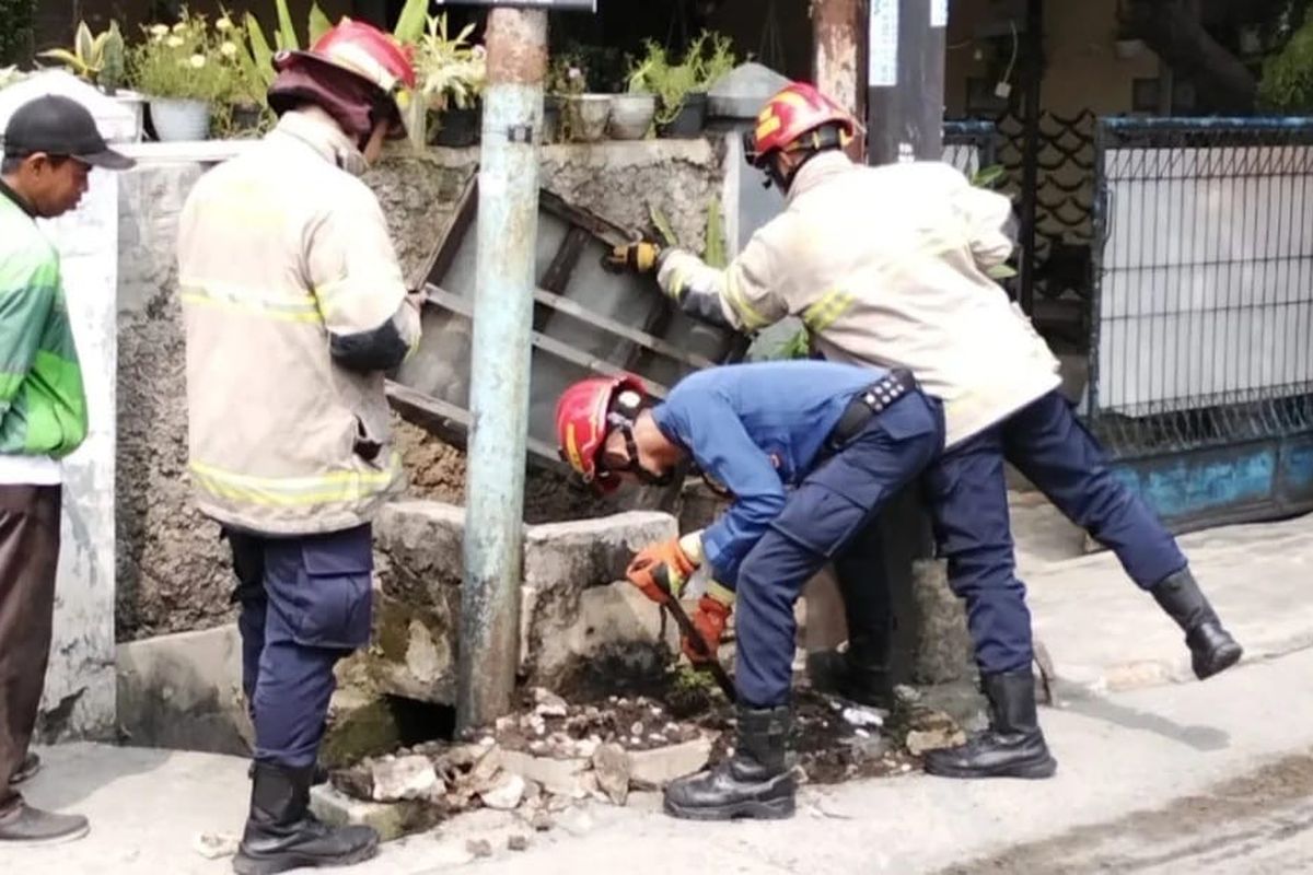 Misteriosa nube de humo en Sukmajaya revela incendio en cable eléctrico subterráneo; dos bomberos heridos.