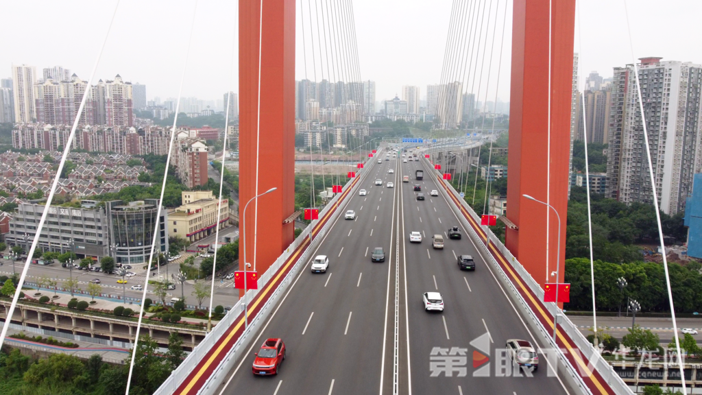 Banderas nacionales cuelgan en lo alto de las grandes torres del Puente de Hongyancun.