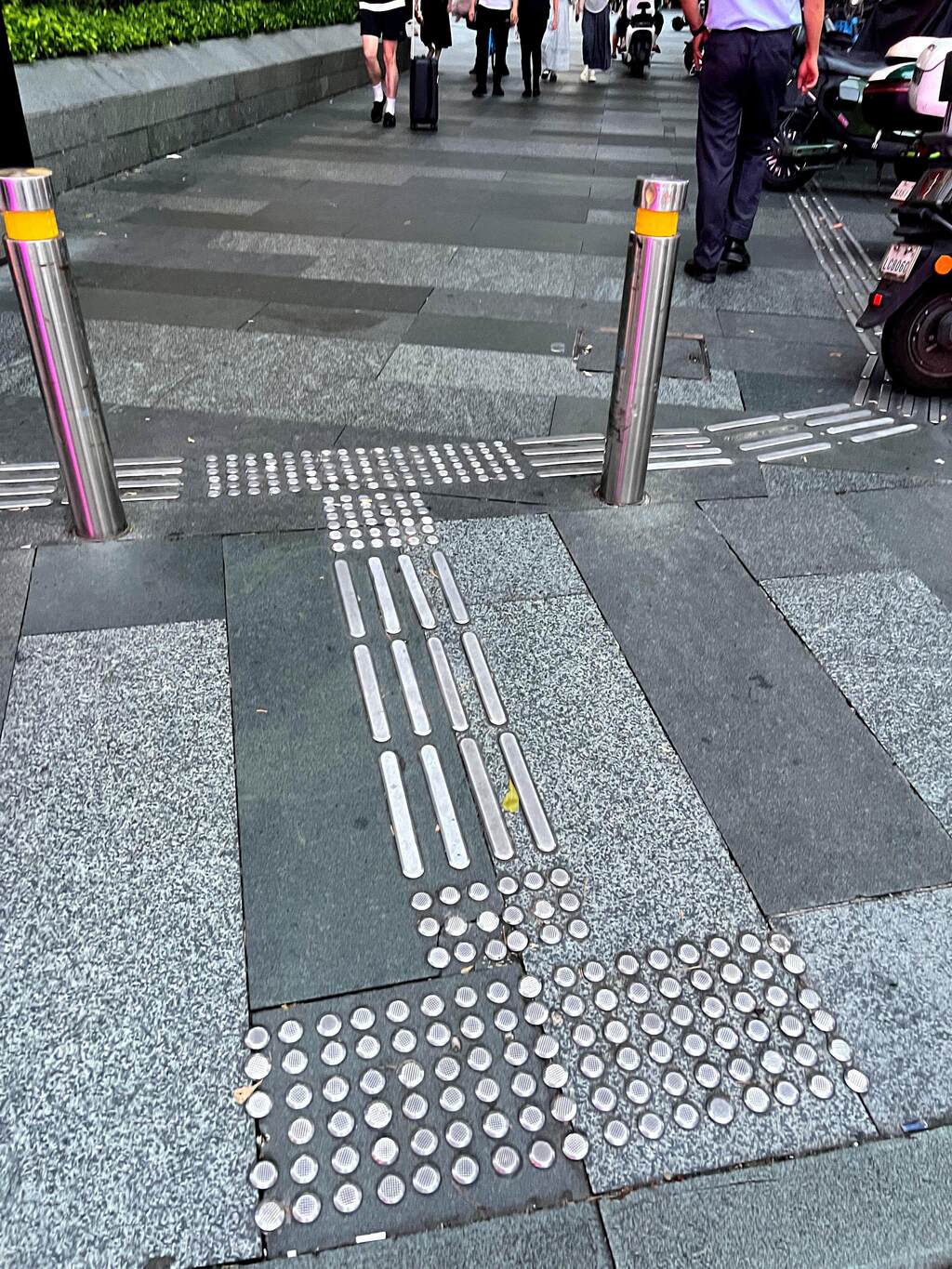 Suelo táctil de acero inoxidable demasiado resbaladizo genera quejas en varias ciudades.