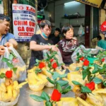 Người tiêu dùng mua gà cúng rằm Tháng 7 tại chợ Hàng Bè (phường Hoàn Kiếm). Ảnh: Hoài Nam