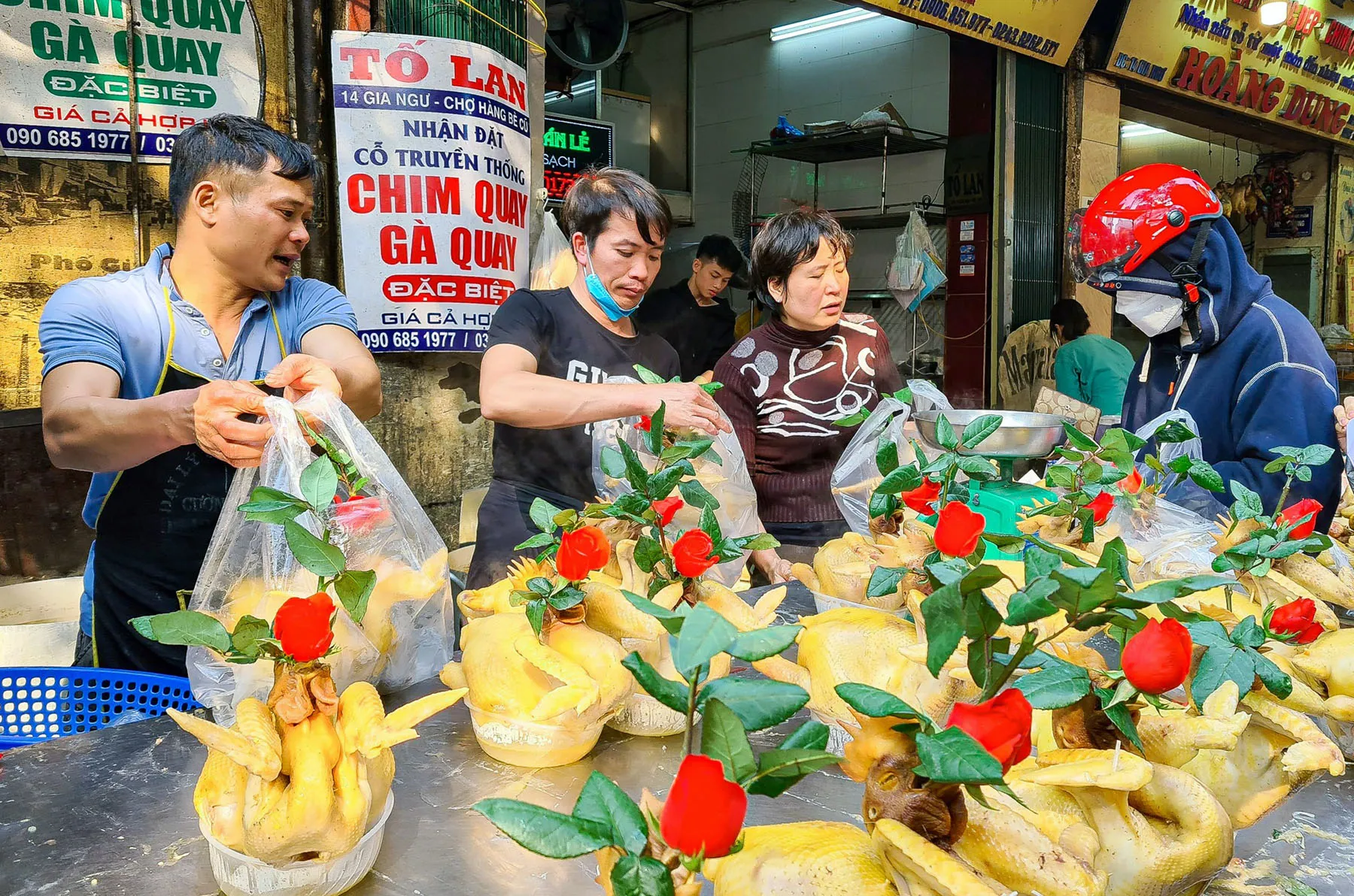 Người tiêu dùng mua gà cúng rằm Tháng 7 tại chợ Hàng Bè (phường Hoàn Kiếm). Ảnh: Hoài Nam