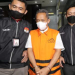 Mantan Wali Kota Bandung, Yana Mulyana saat digiring petugas KPK di Gedung Merah Putih, KPK, Jakarta Selatan, Minggu (16/4). (Fedrik Tarigan/JawaPos)
