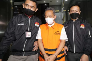 Mantan Wali Kota Bandung, Yana Mulyana saat digiring petugas KPK di Gedung Merah Putih, KPK, Jakarta Selatan, Minggu (16/4). (Fedrik Tarigan/JawaPos)