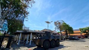 Surabaya Siaga, Pemprov Jatim menerapkan Kerja Fleksibel untuk ASN, sementara Tank Militer Disiagakan di Gedung Grahadi untuk mengantisipasi kerusuhan. Foto iNewsSurabaya/lukman