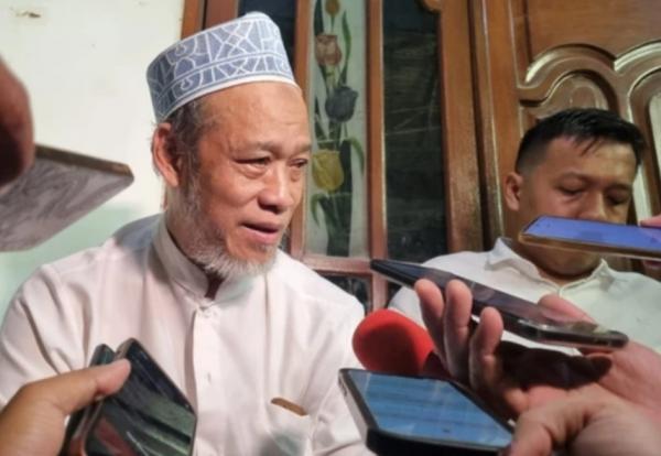 Pengasuh Ponpes Al-Khoziny, KHR Abdus Salam Mujib, menyerukan agar seluruh pihak menerima musibah ini dengan ikhlas. Foto iNewsSurabaya/tangkap layar