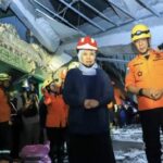 Gubernur Jawa Timur Khofifah Indar Parawansa meninjau lokasi banguanan di Pondok Pesantren Al Khoziny yang ambruk pada Senin(29/9/2025).