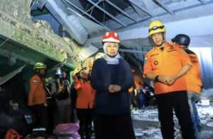 Gubernur Jawa Timur Khofifah Indar Parawansa meninjau lokasi banguanan di Pondok Pesantren Al Khoziny yang ambruk pada Senin(29/9/2025).