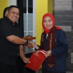 Universitas Wijaya Putra (UWP) Surabaya mencatat sejarah baru dalam proses kelulusan mahasiswa Fakultas Hukum tanpa mengerjakan skripsi. Foto iNewsSurabaya/arif