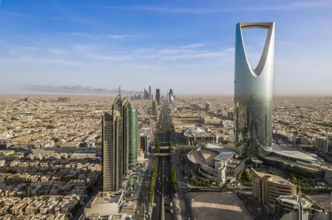 Riyadh Municipality implements 13 projects to develop streets and roads.