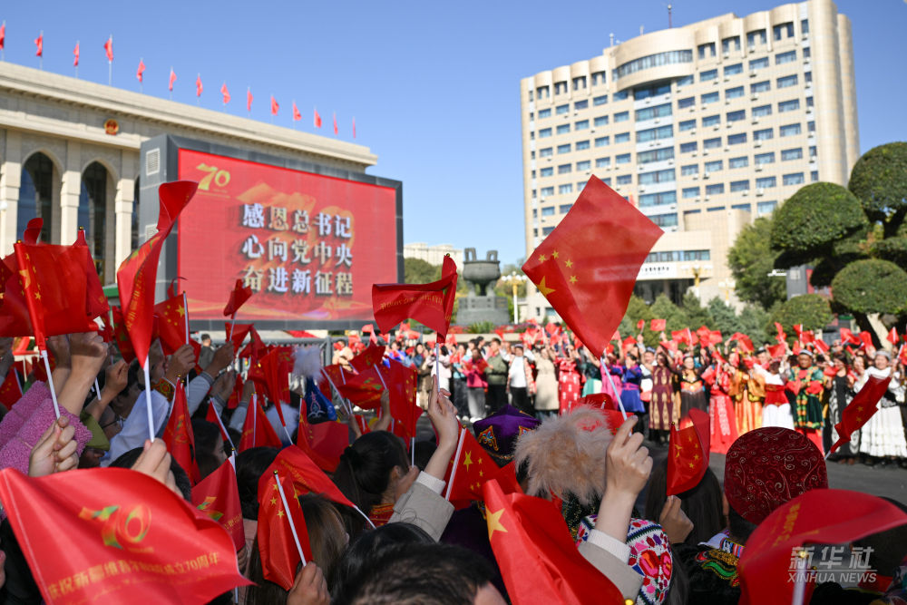 Multitudes en Xinjiang despiden con entusiasmo al Secretario General Xi Jinping.