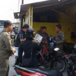 Satpol PP Kabupaten Sidoarjo bersama Kantor Pengawasan dan Pelayanan Bea dan Cukai (KPPBC) Tipe Madya Pabean B Sidoarjo berhasil menyita hampir 20 ribu atau 19.940 batang rokok tanpa pita cukai. Foto iNewsSurabaya/hendro