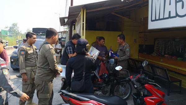 Satpol PP Kabupaten Sidoarjo bersama Kantor Pengawasan dan Pelayanan Bea dan Cukai (KPPBC) Tipe Madya Pabean B Sidoarjo berhasil menyita hampir 20 ribu atau 19.940 batang rokok tanpa pita cukai. Foto iNewsSurabaya/hendro