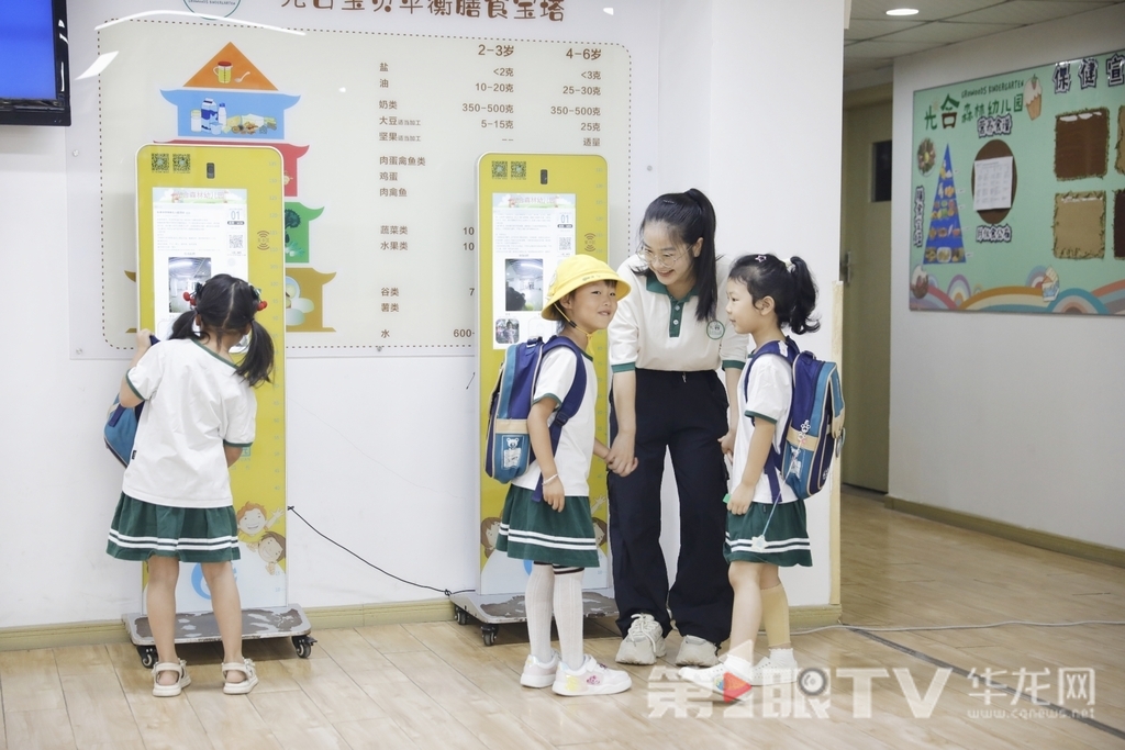 At Guanghe Forest Kindergarten in Liangjiang New Area, Chongqing, children enter the kindergarten one after another.