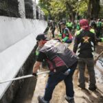 Ojol bersih-bersih di Gedung DPRD Jabar (Foto: Bima Bagaskara/detikJabar)