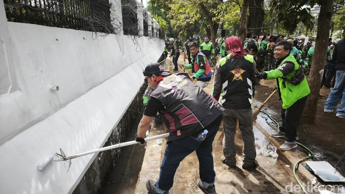 Ojol bersih-bersih di Gedung DPRD Jabar (Foto: Bima Bagaskara/detikJabar)