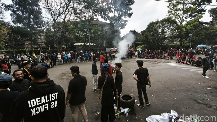 Aksi mahasiswa di depan Gedung DPRD Jabar, Kota Bandung (Foto: Bima Bagaskara/detikJabar).