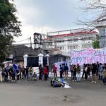 Aksi mahasiswa di DPRD Jabar (Foto: Wisma Putra/detikJabar).