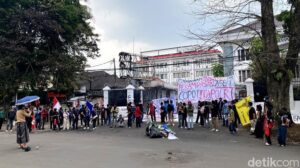 Aksi mahasiswa di DPRD Jabar (Foto: Wisma Putra/detikJabar).