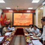 Chủ tịch Ủy ban Mặt trận Tổ quốc Việt Nam phường Ba Đình Võ Hồng Vinh báo cáo tại buổi làm việc. Ảnh: MH