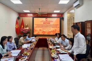 Chủ tịch Ủy ban Mặt trận Tổ quốc Việt Nam phường Ba Đình Võ Hồng Vinh báo cáo tại buổi làm việc. Ảnh: MH