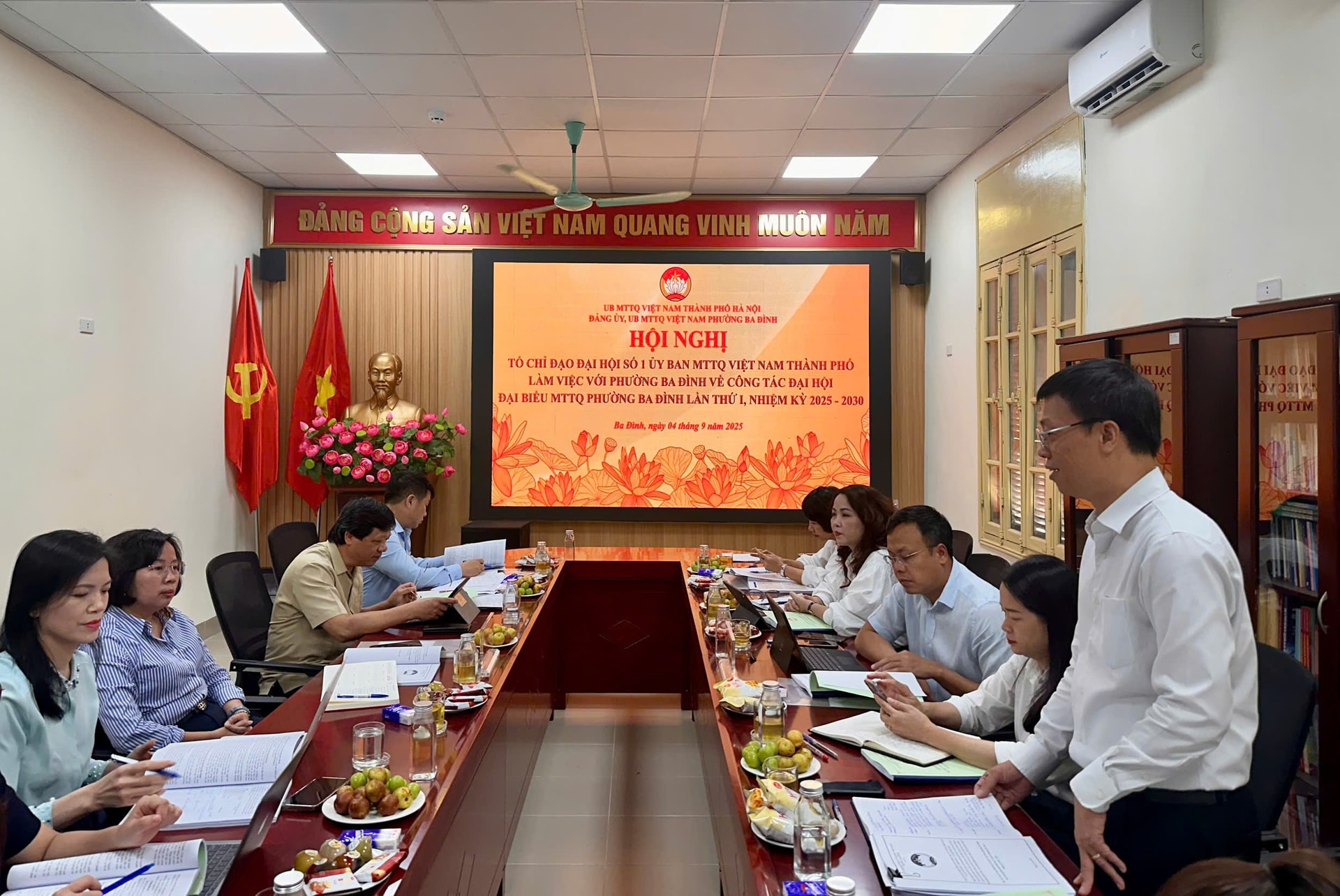 Chủ tịch Ủy ban Mặt trận Tổ quốc Việt Nam phường Ba Đình Võ Hồng Vinh báo cáo tại buổi làm việc. Ảnh: MH
